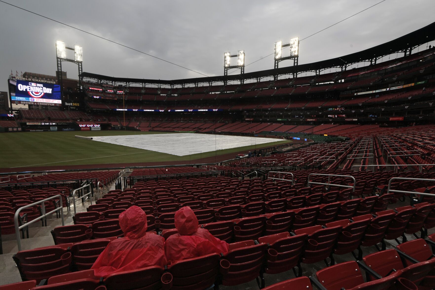 Fans rally for Cardinals' opening day